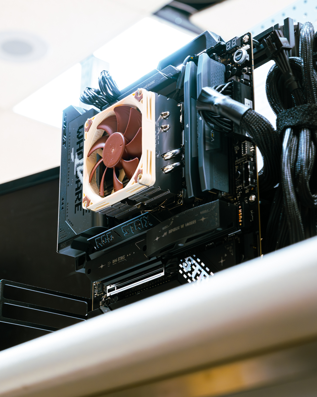 Left-facing three-quarter view of open-frame configuration