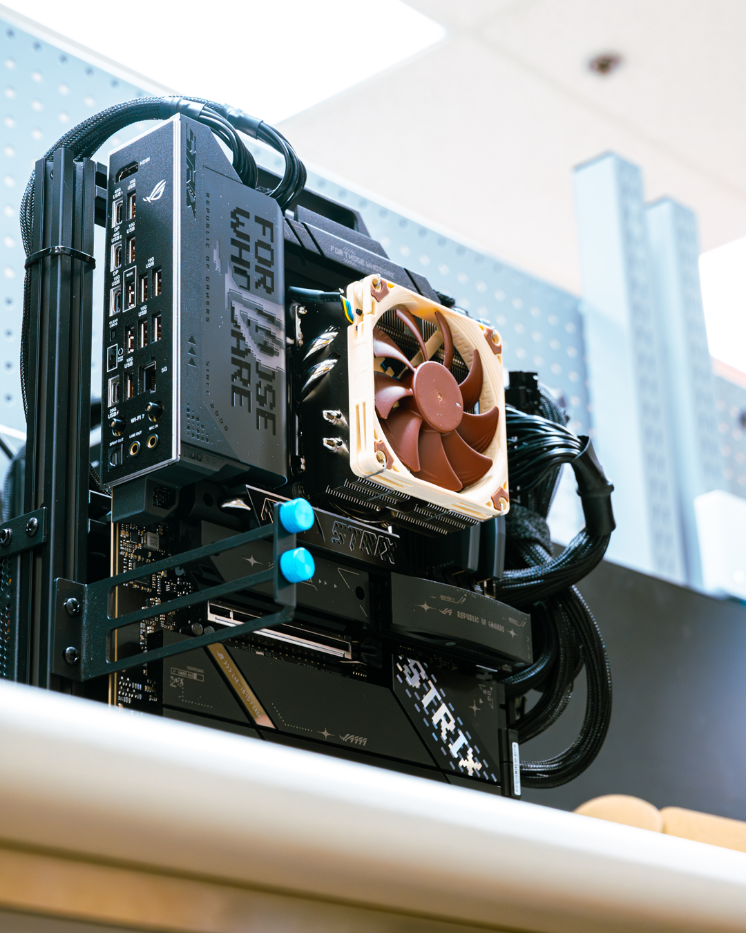 Right-facing three-quarter view of open-frame configuration